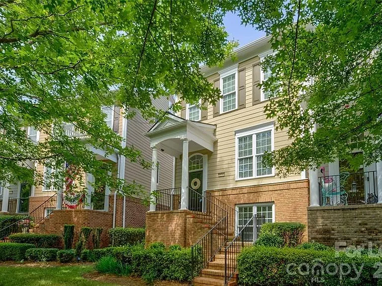 1104 Drayton Ct — Photo 3