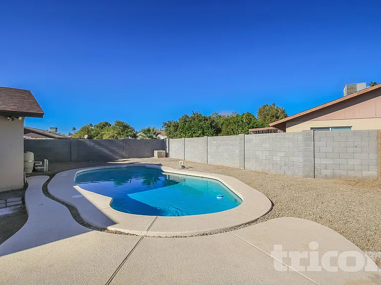5526 W Angela Dr — Photo 15