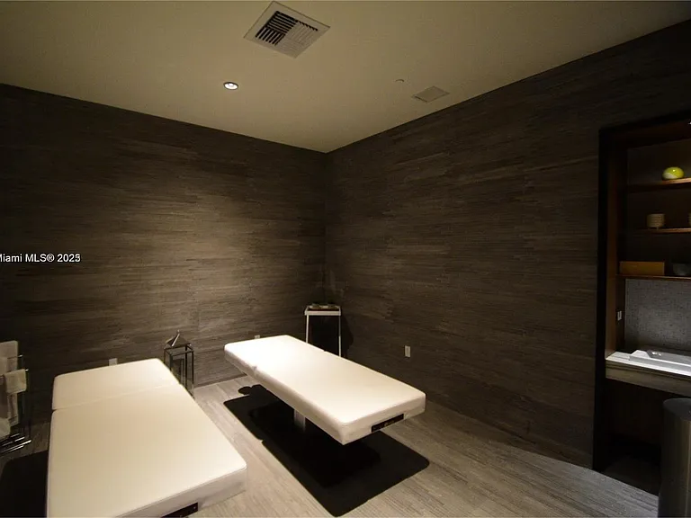 55 SW 9th St #4 — Photo 7