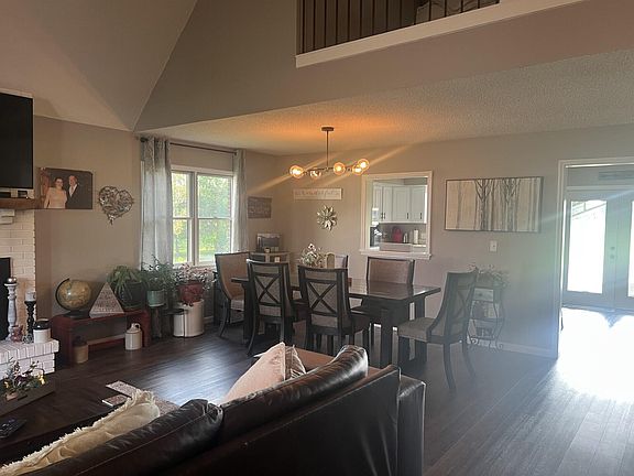 5th image of 113 Village Green Dr