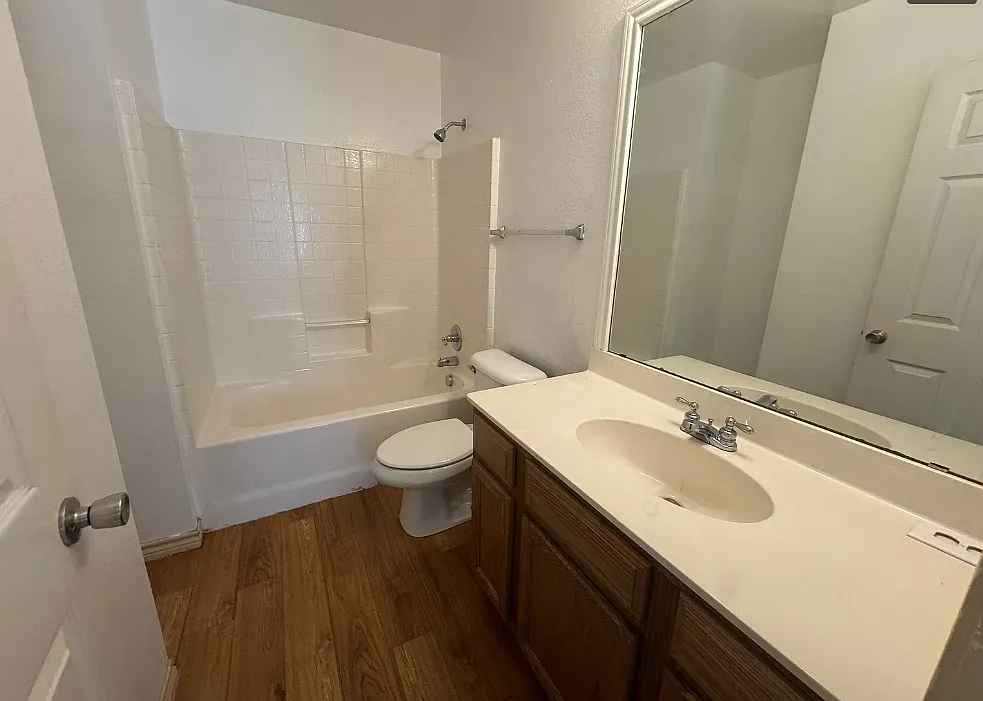 3 bed, 1148 sqft, $2,050 — Photo 3
