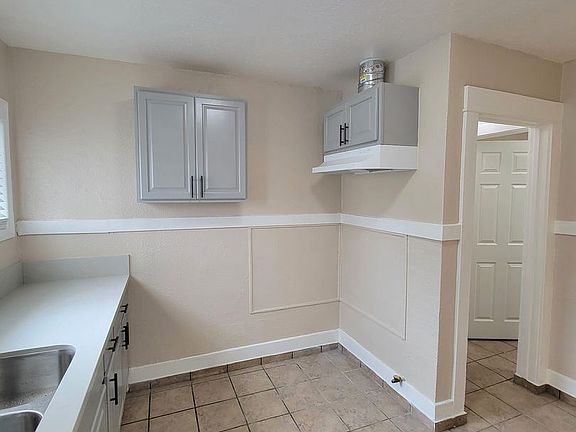 2nd image of 902 S Mesa St #11231604