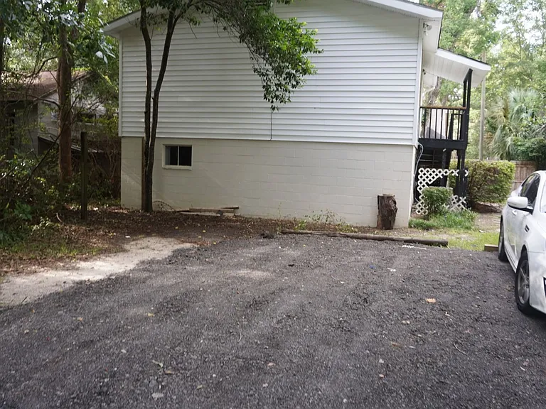 208 1/2 W College St — Photo 15