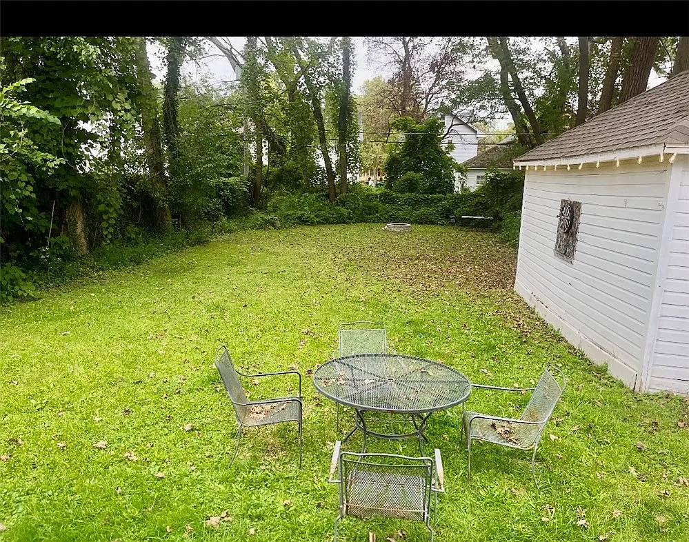 3 bed, 1.0 bath, 1328 sqft, $1,850 — Photo 4