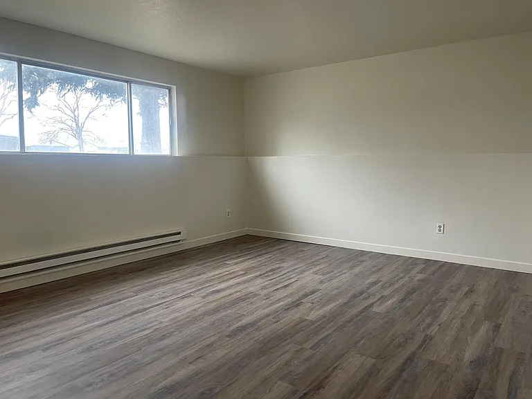 1406 Kinghorn Rd — Photo 2