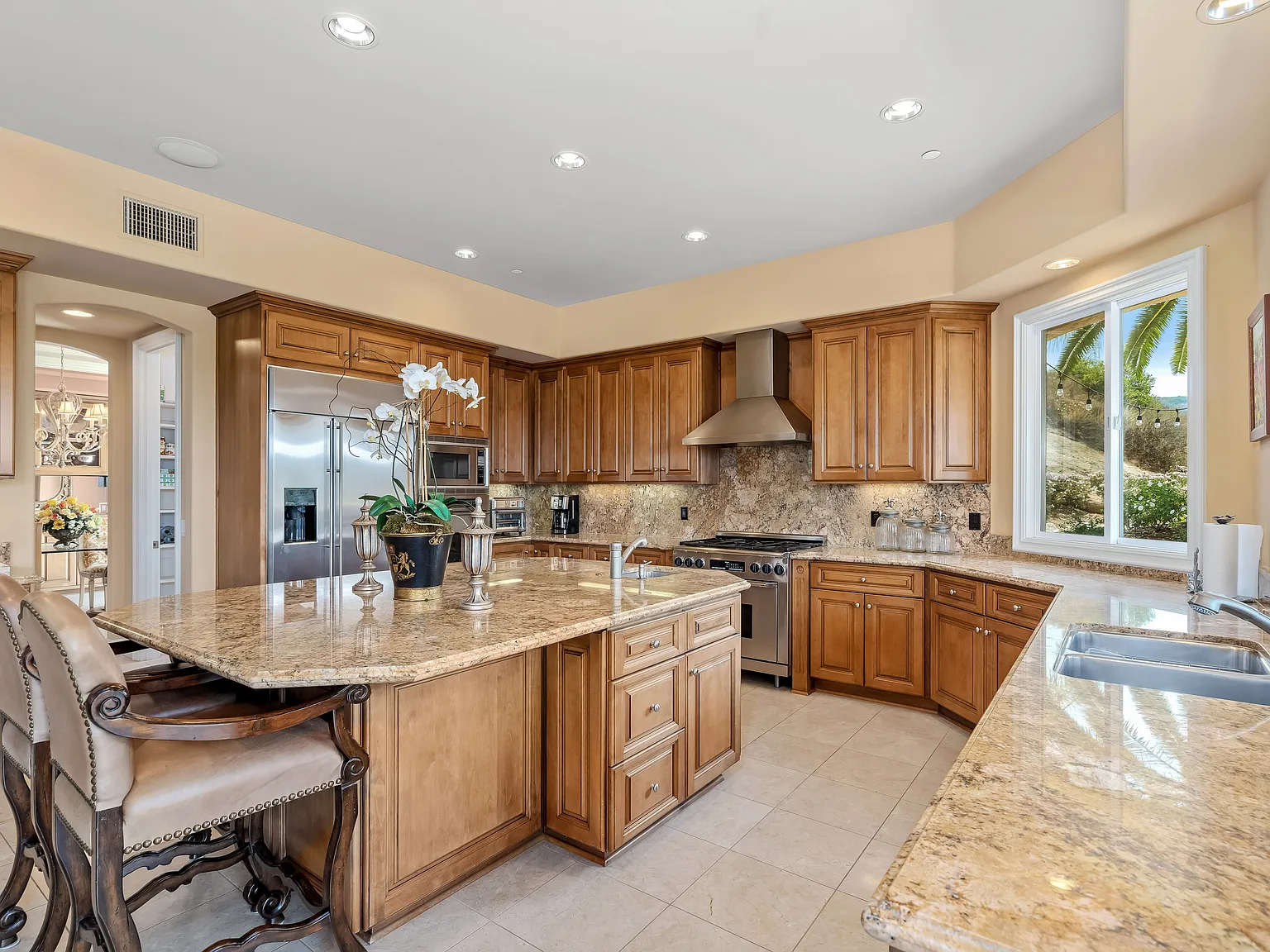 5 bed, 4846 sqft, $9,500 — Photo 3