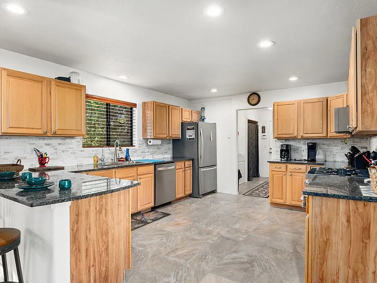 233 Guenevere Ave — Photo 8