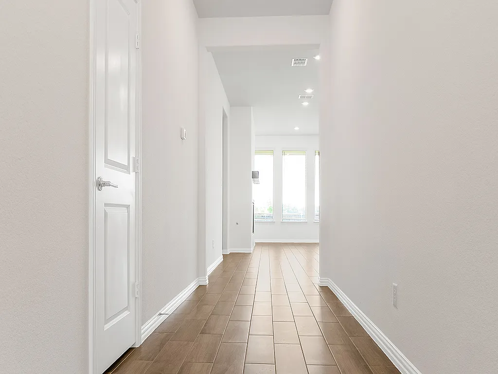 1120 Canuela Way — Photo 4