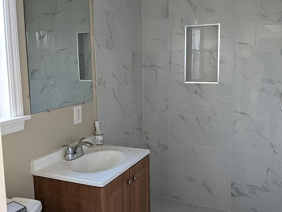 5th image of 684 Oakside Ave Unit 2
