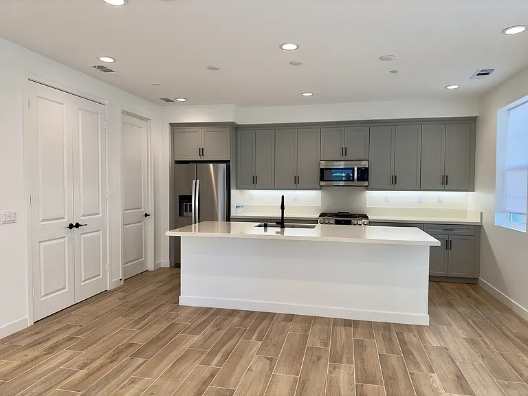 2209 N Cordon Gln — Photo 2