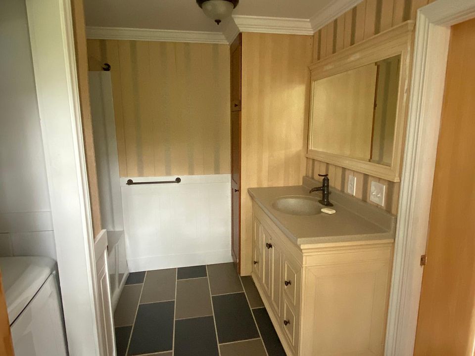 VIEW OF FULL BATHROOM