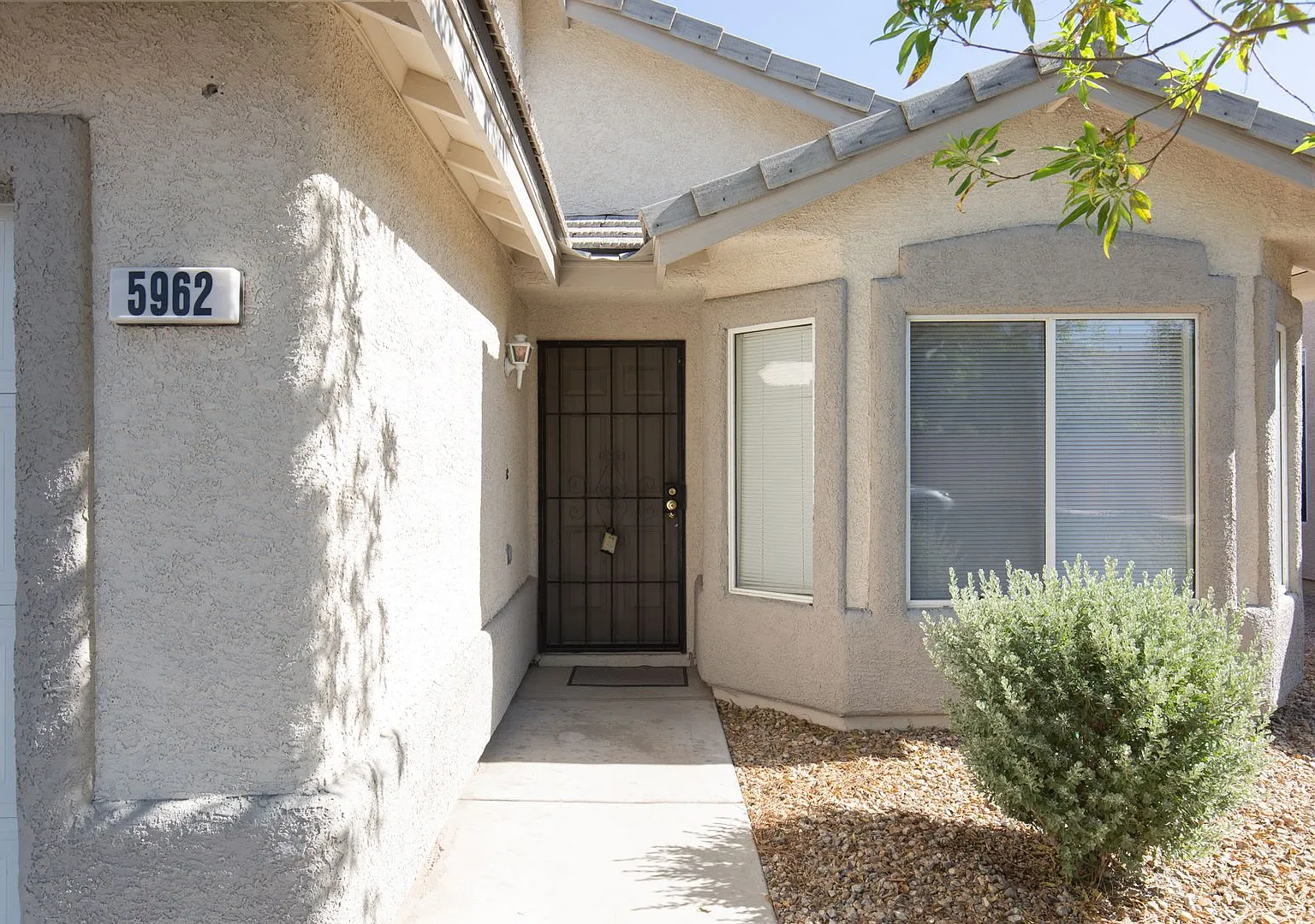 Single story 3 bedroom in gated community near Nellis AFB — Photo 4