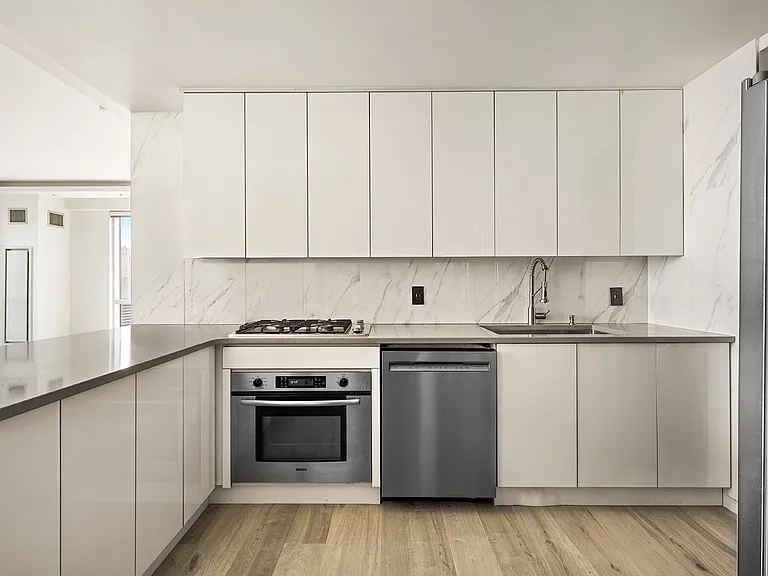 350 W 42nd St #58D — Photo 6