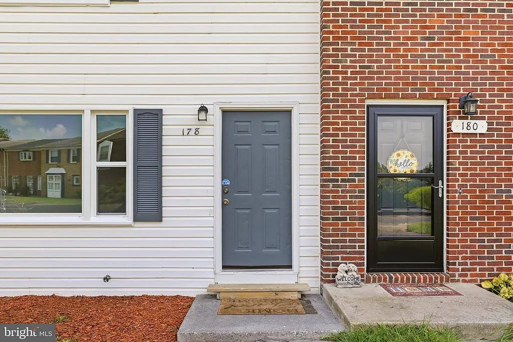 3 bed, 1.5 bath, 1120 sqft, $1,700 — Photo 1