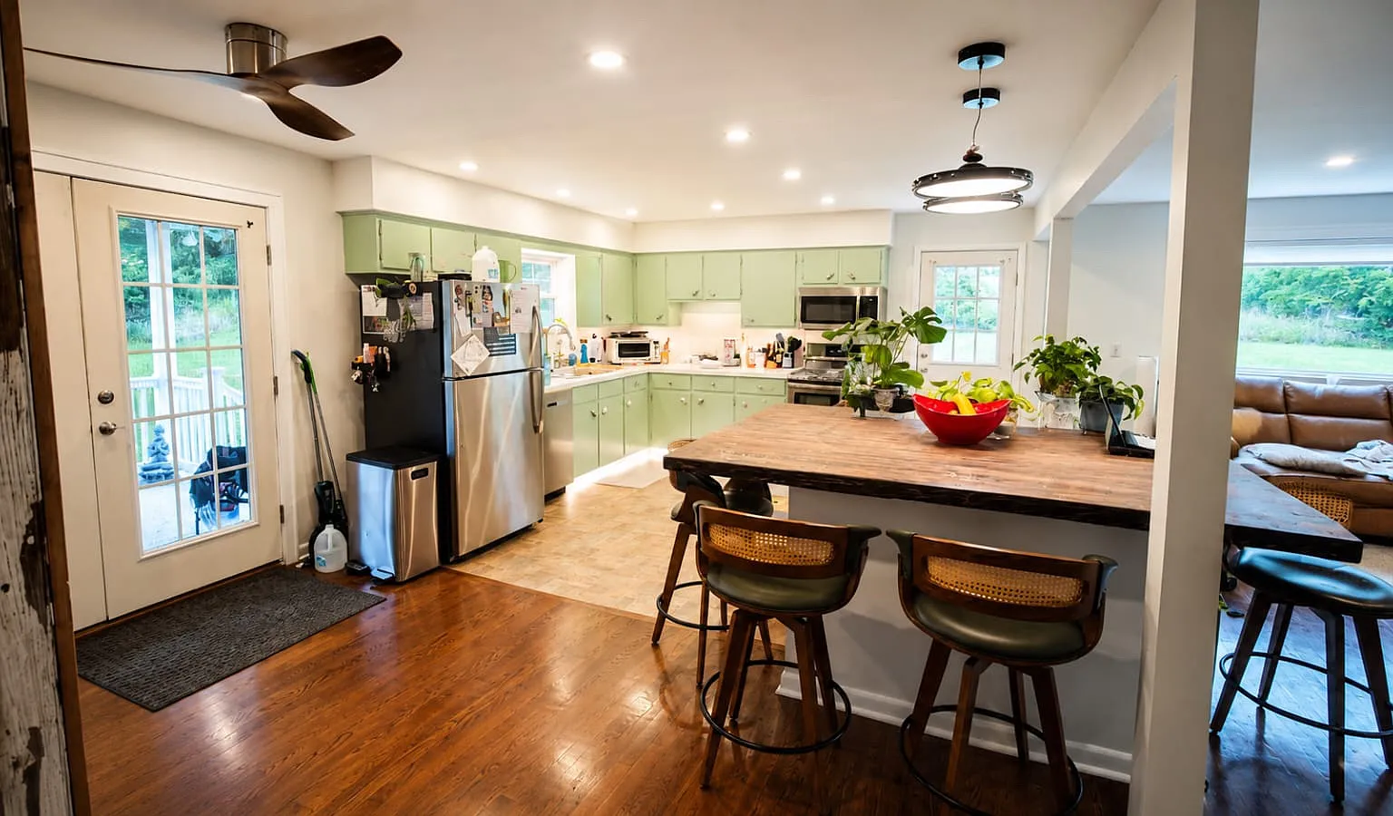 3 bed, 2400 sqft, $2,300 — Photo 3