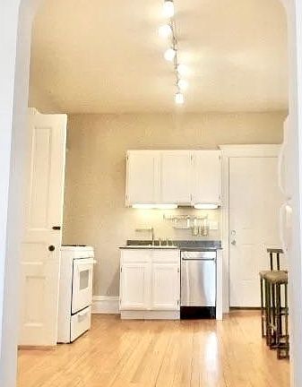 4th image of 1535 N Bosworth Ave APT 2F