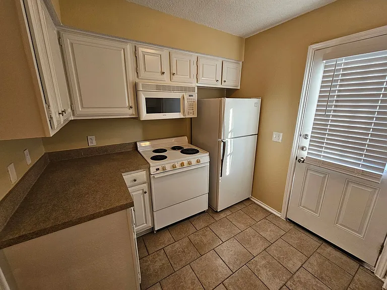 1400 Darr St #B — Photo 3