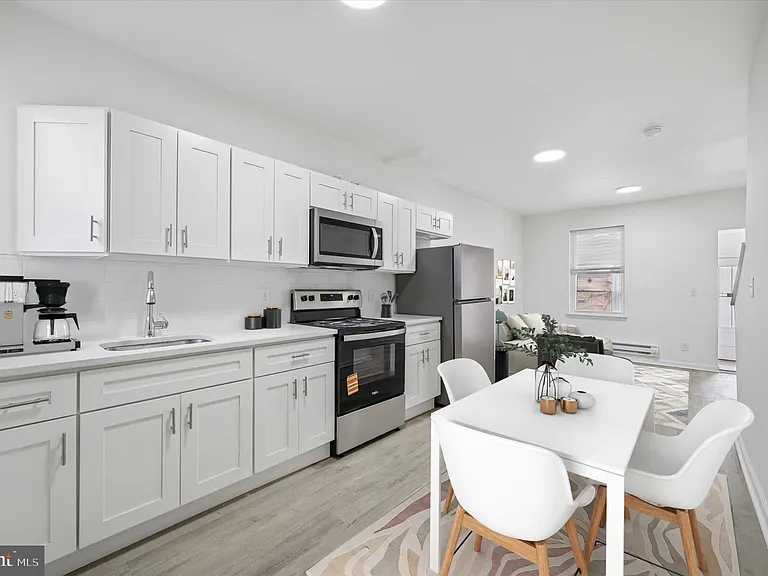 248 N Alden St — Photo 17