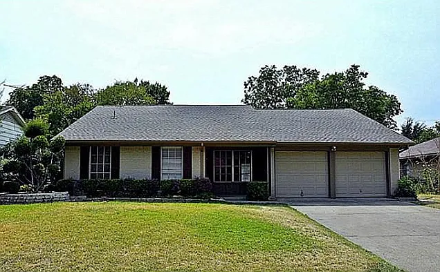 611 Stardust Ln — Photo 1