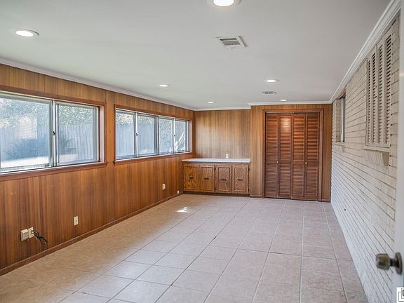 5th image of 401 Parkwood Dr