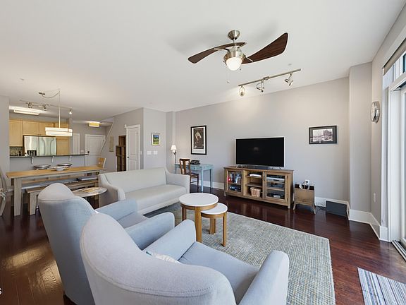 3rd image of 444 Blount St #325