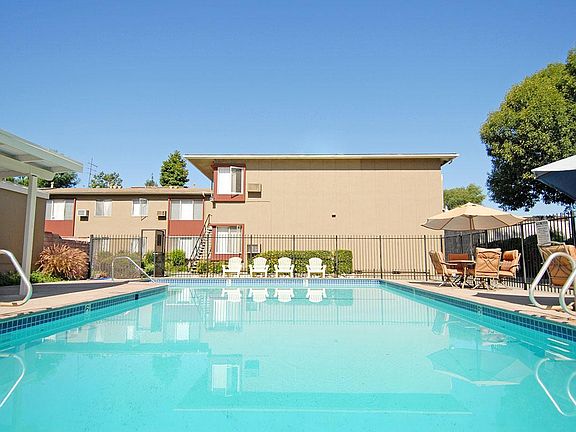 5th image of 13727 Sylvan St APT 2