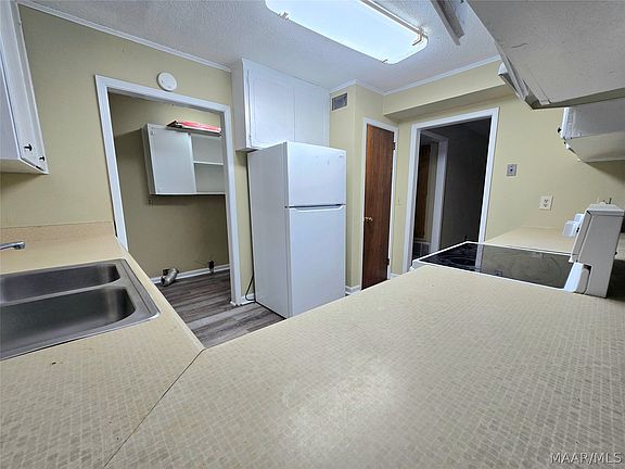 4th image of 2106 Capitol Ave