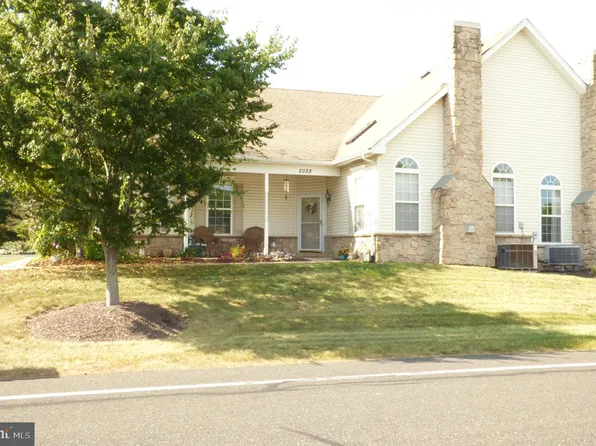 2028 Rose Dr, Pennsburg, PA 18073