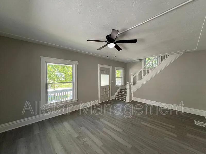 4 bed, 3.0 bath, 2440 sqft, $1,800 — Photo 4