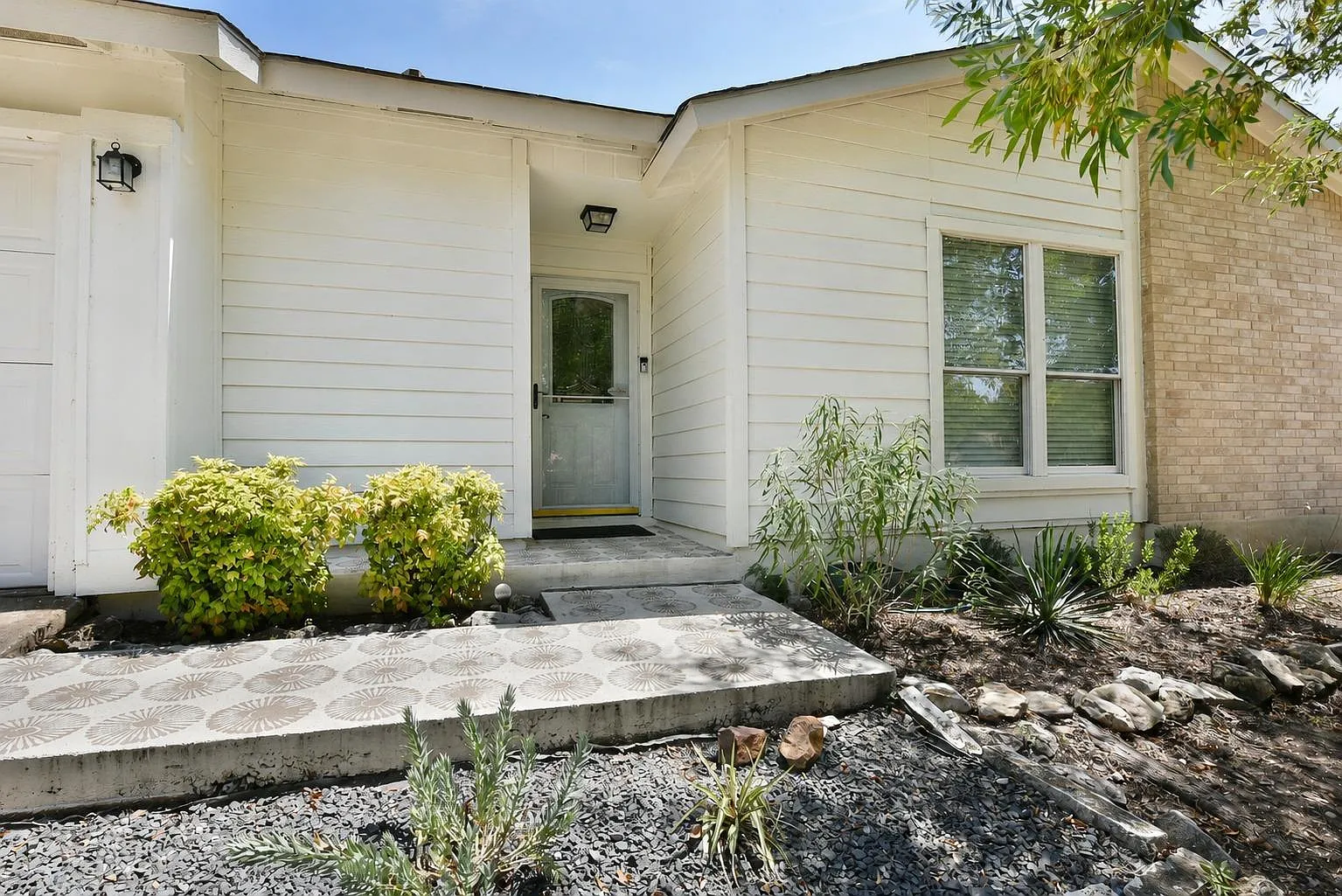 3 bed, 2.0 bath, 1394 sqft, $1,850 — Photo 2