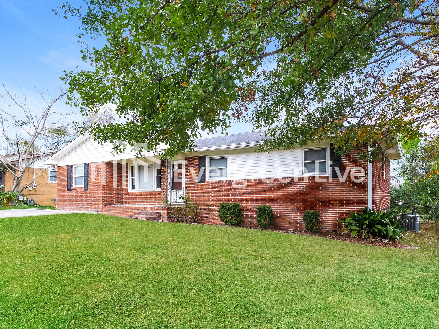 3 bed, 1.5 bath, 1379 sqft, $1,245 — Photo 2