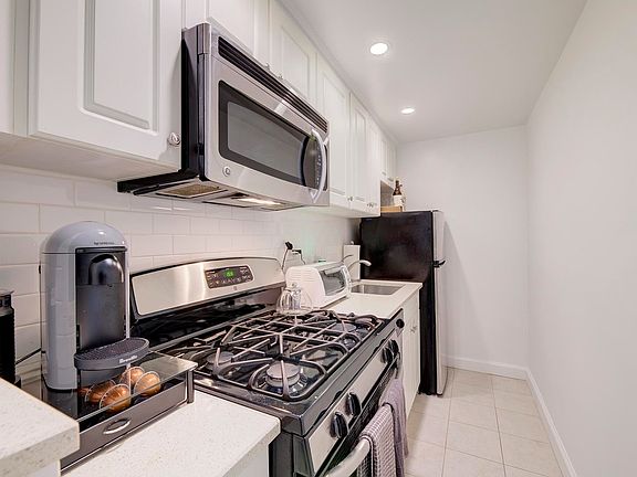 4th image of 200 E 17th St APT 6B