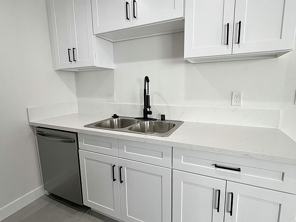 4th image of 419 E Tujunga Ave #204