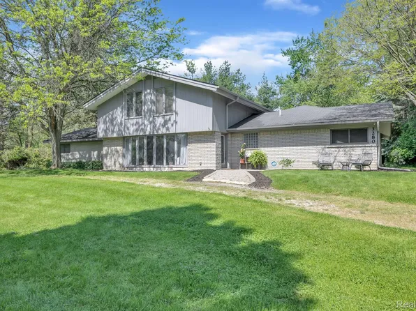 3280 Greentree Rd, Bloomfield Hills, MI 48304