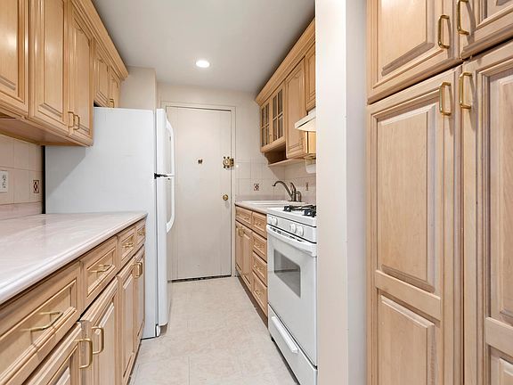 5th image of 60 Sutton Pl S APT 7GN