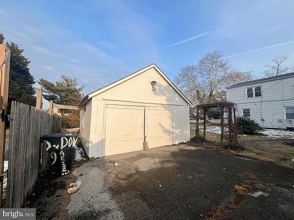 2nd image of 529 Greenhill Rd