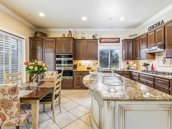 3rd image of 275 Amelia Ct