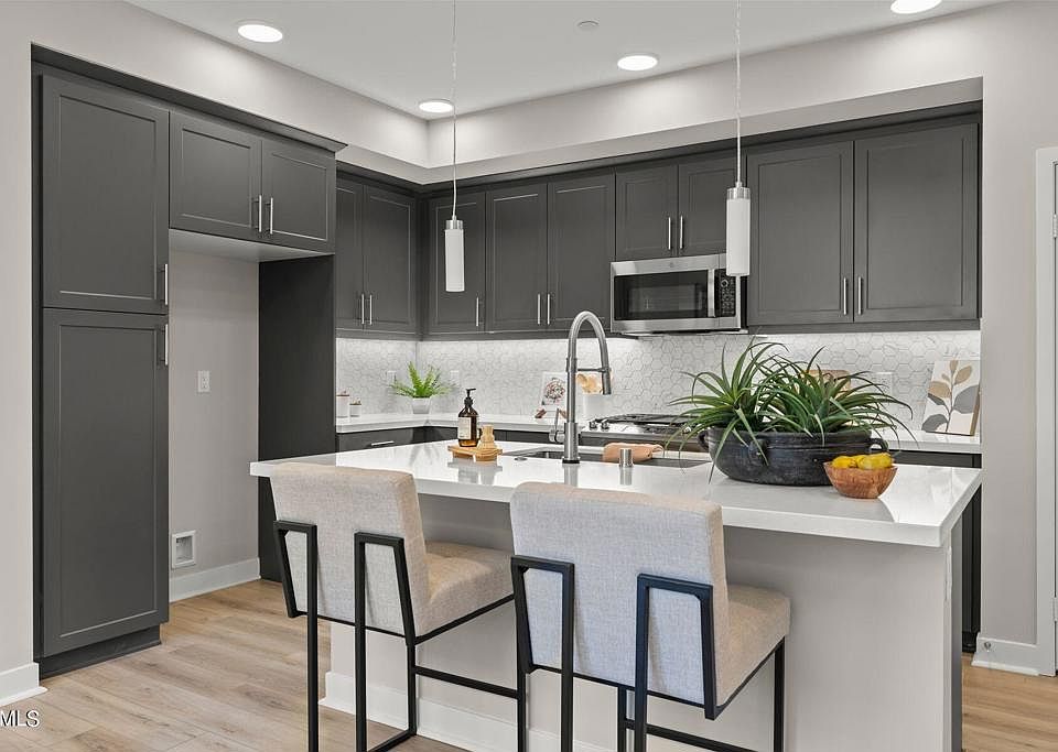 1st image of 1244 E Thompson Blvd #104