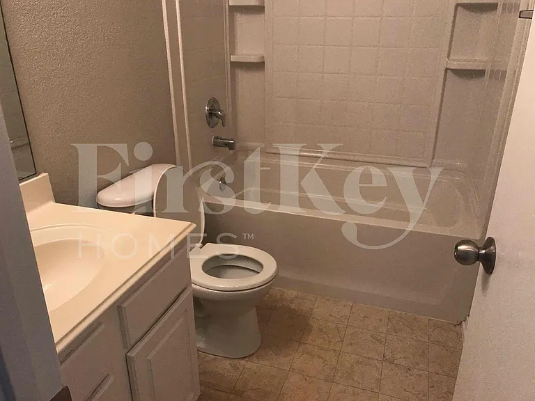 429 W Clover Park Dr — Photo 16