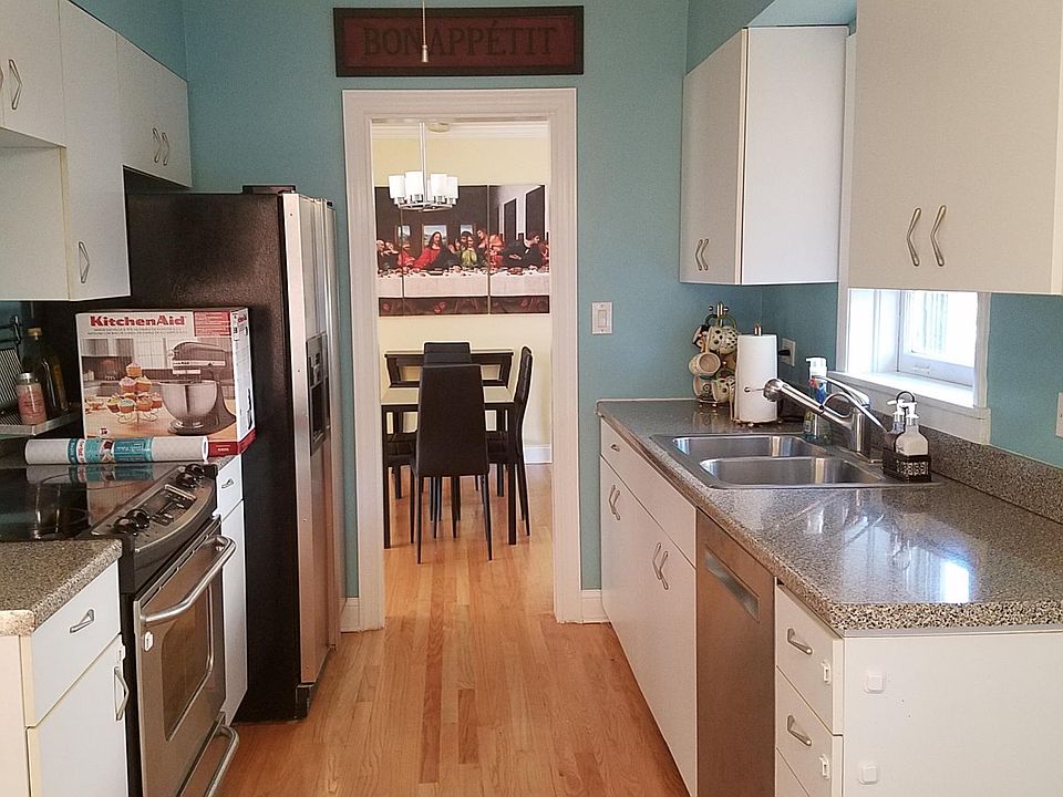 Kitchen room 17x11'.