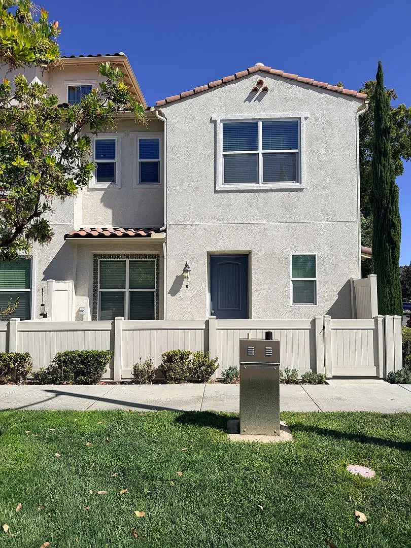 3 Bedroom | 2.5 Bathroom Townhome in Otay Ranch — Photo 2