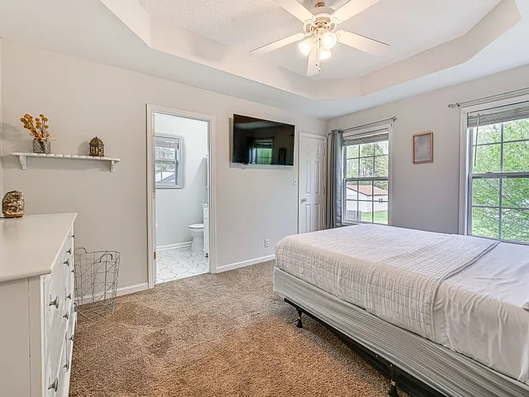 413 Caney Ln — Photo 11