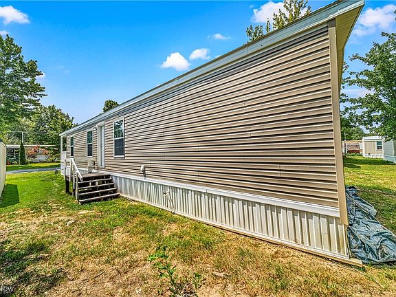 5th image of 85 Martha Dr