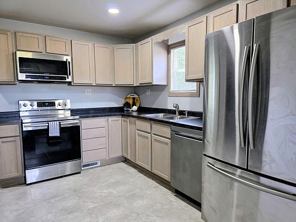 4th image of 391 Morse St