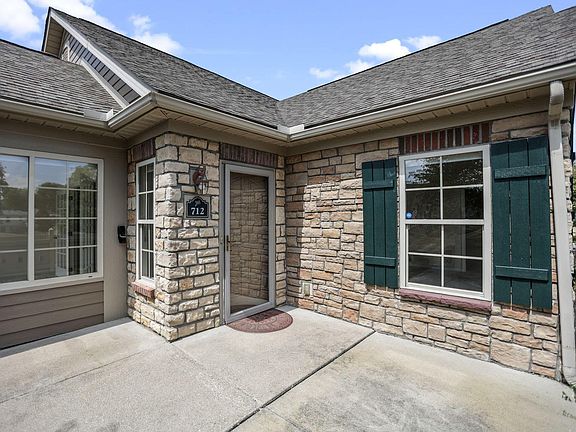 3rd image of 712 Lambton Cir E