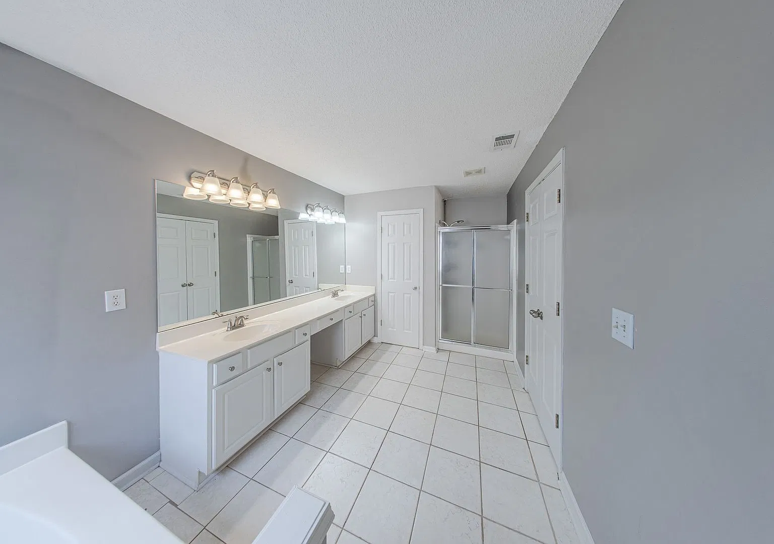 Spacious 3BR Alpharetta Home with Pool, Tennis, Washer/Dryer & Private Backyard — Photo 3