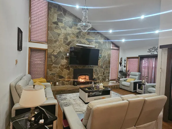 109 Spruce Dr, Naugatuck, CT 06770