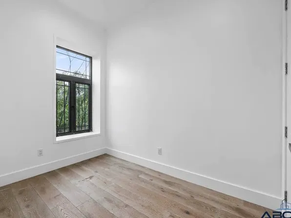 841 Willoughby Avenue image 6 of 13