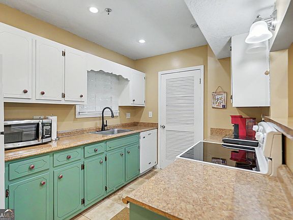 3rd image of 227 Shakespeare Dr Unit 301