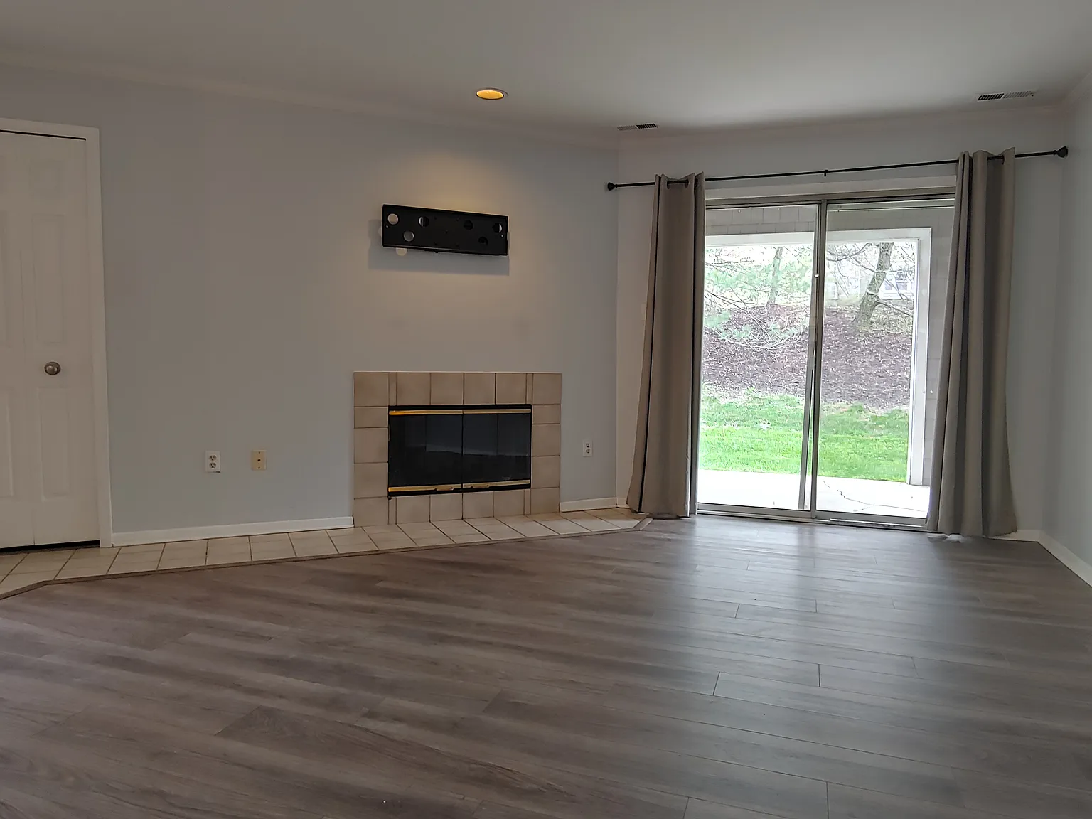 2 bed, 1010 sqft, $2,350 — Photo 2